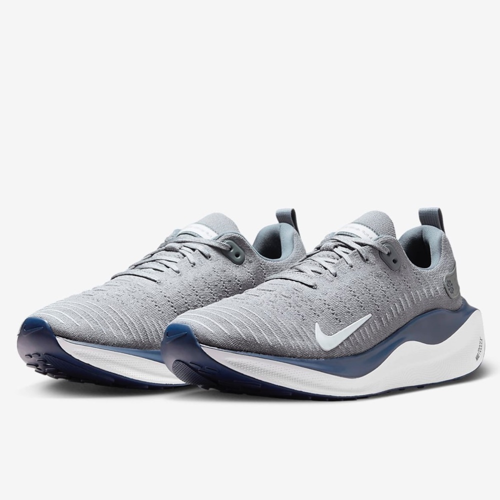 Nike Men's Light Gray and Navy Knit Running Sneakers